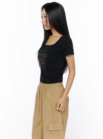 casual-graphic-crop-top-cu515