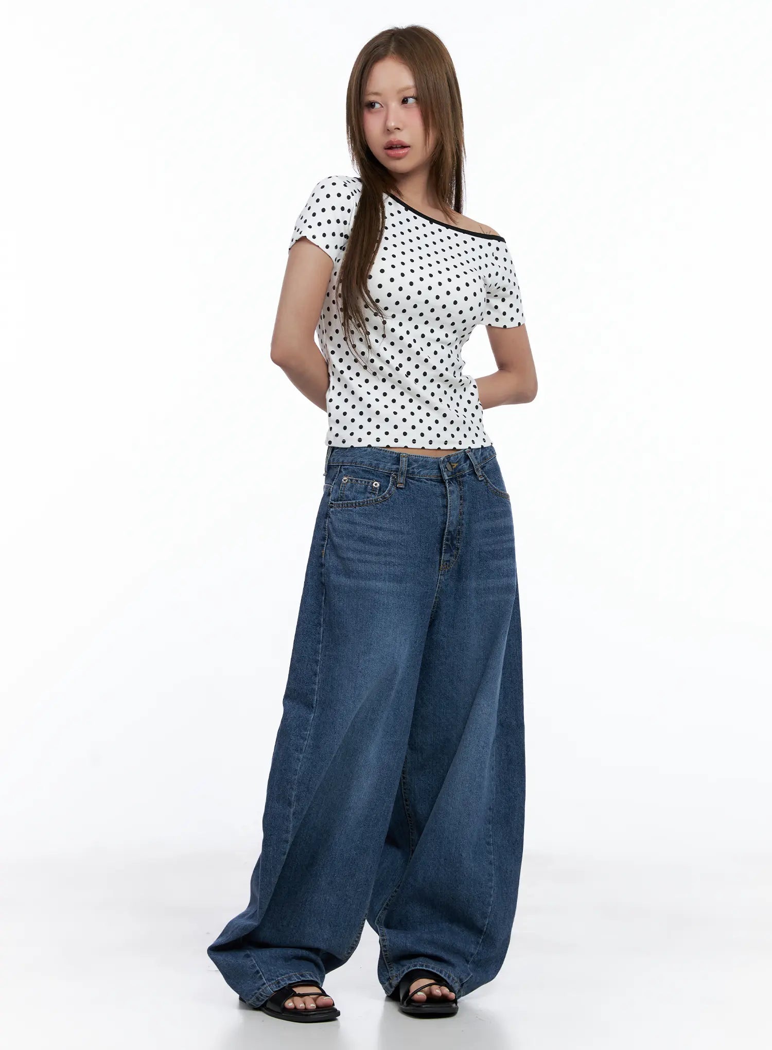 Shuhua Washed Wide-Leg Denim Jeans CL510 in dark blue, three-quarter front angle on model, paired with polka-dot off-shoulder crop top, showing full balloon leg length.