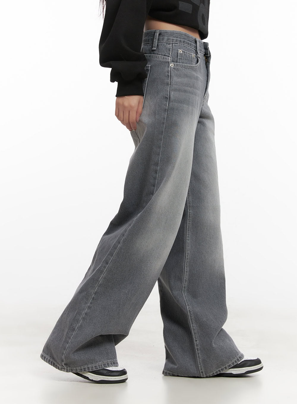 Yaz Baggy Jeans CD416 in gray, side close-up on model, washed cotton denim highlighting wide-leg drape, waistband detail and seam line, with black crop top.