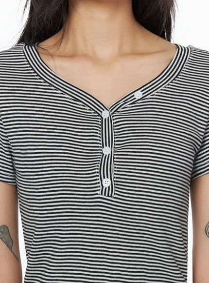 striped-button-detail-top-iu509