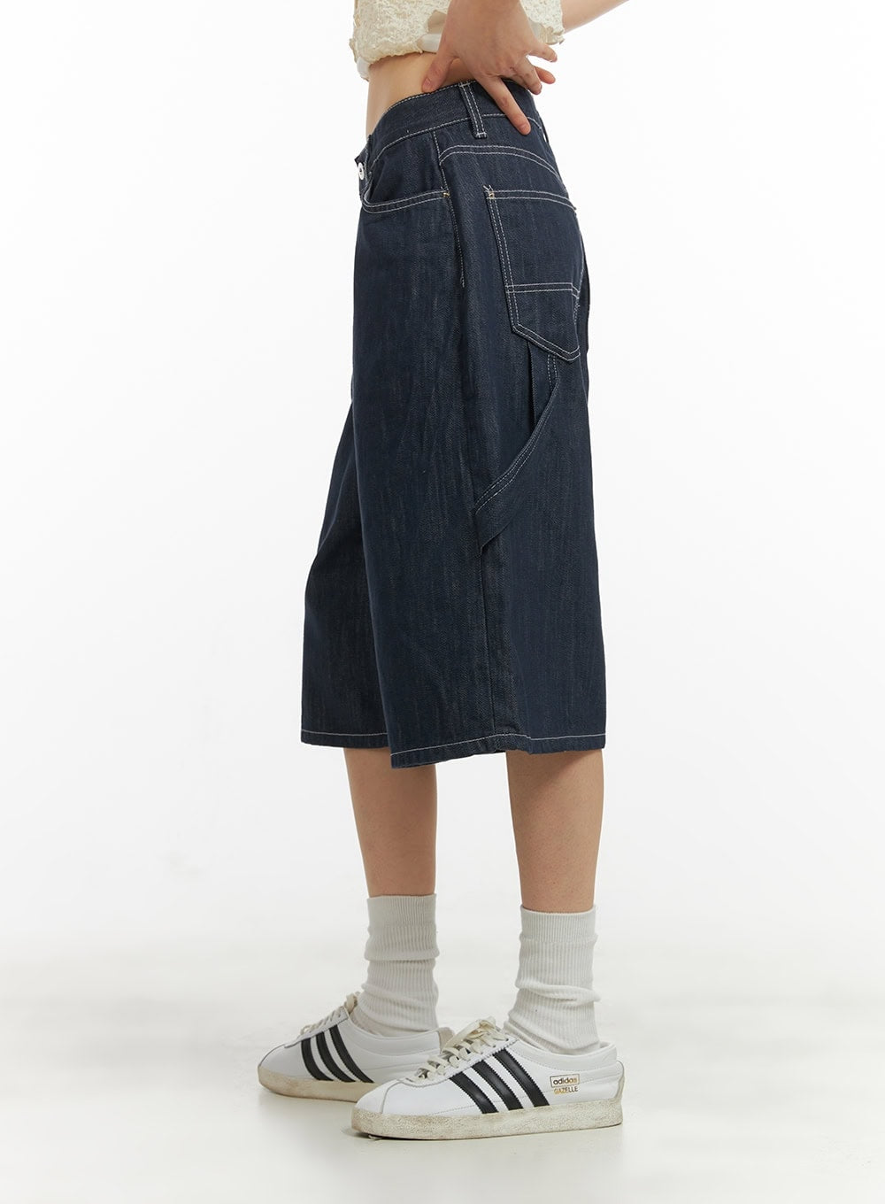 Solid Wide-Leg Bermuda Jorts CY414 in dark blue, side mid-shot on model, highlighting utility side pocket and contrast topstitching on wide-fit midi denim, styled with white sneakers.