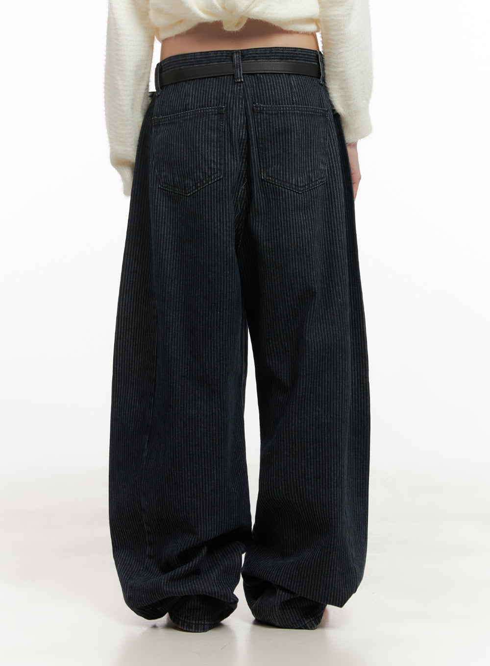 Comfortable Striped Wide-Leg Pants CD425 in dark blue, back close-up waist-to-hem on model, dual back pockets with stitching, black belt detail, wide cotton leg with vertical stripe, relaxed fit.