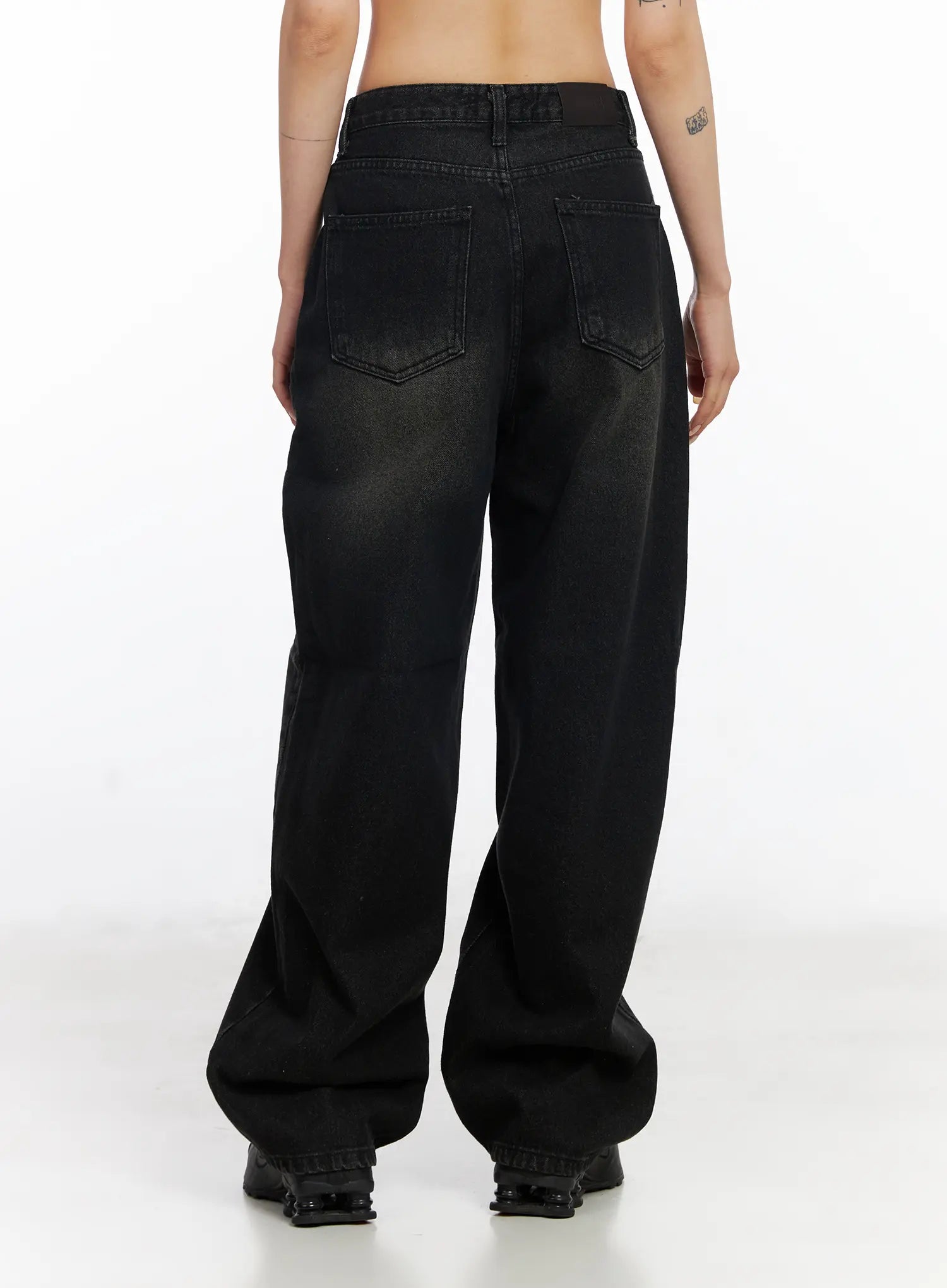Dayana Vintage Washed Wide-Leg Jeans CJ523 in black, back full-length on model, showing rear patch pockets with stitch detailing and voluminous wide-leg cotton silhouette.