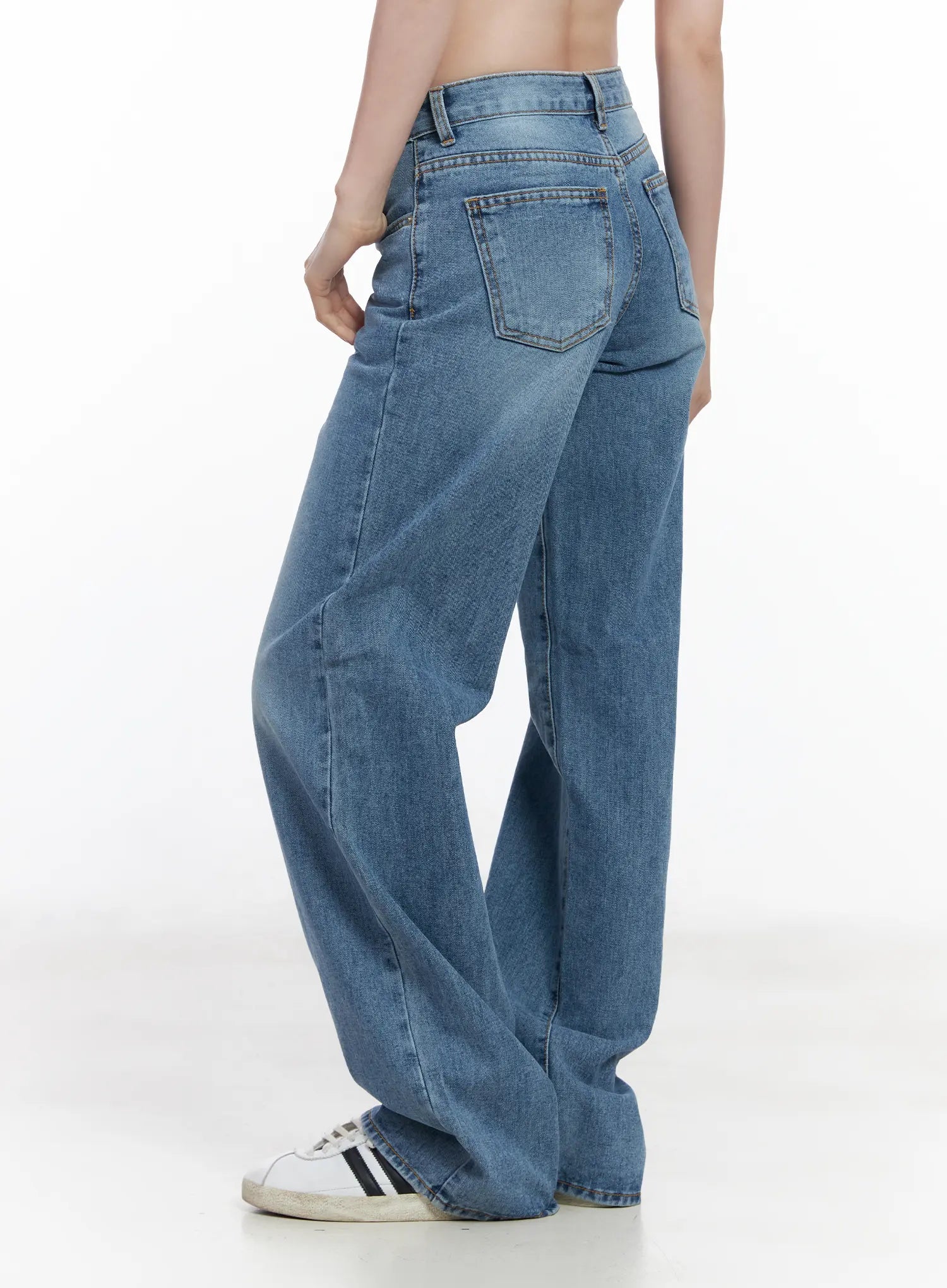 Maisy Casual Wide Leg Jeans CJ519 in blue, side-back crop view on model, back pocket detail and belt loops visible, washed cotton wide-leg hem pools at sneakers.