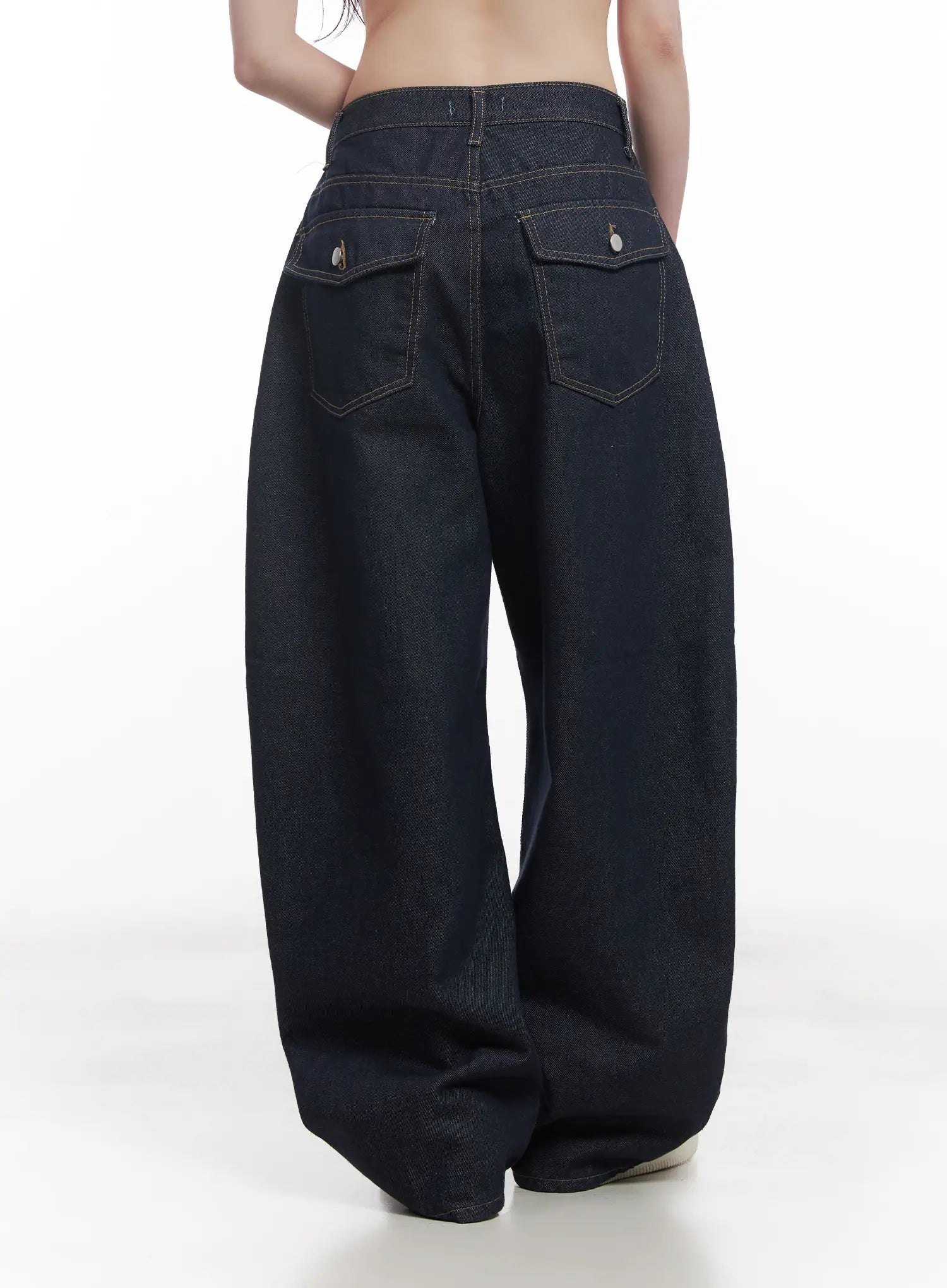 Hyein No-Fade Relaxed-Fit Jeans CU519 in dark blue, back view on model, showing dual snap-button flap back pockets, contrast stitching, and balloon-shaped wide leg silhouette.