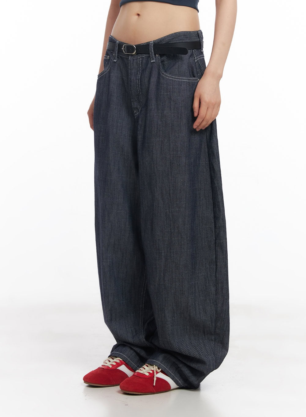 Isabel No-Fade Baggy Jeans CY514 in dark blue, side close-up waist-to-hem shot on model, showing low-rise waistband, oval-buckle black belt, contrast white topstitching, and wide draped leg.