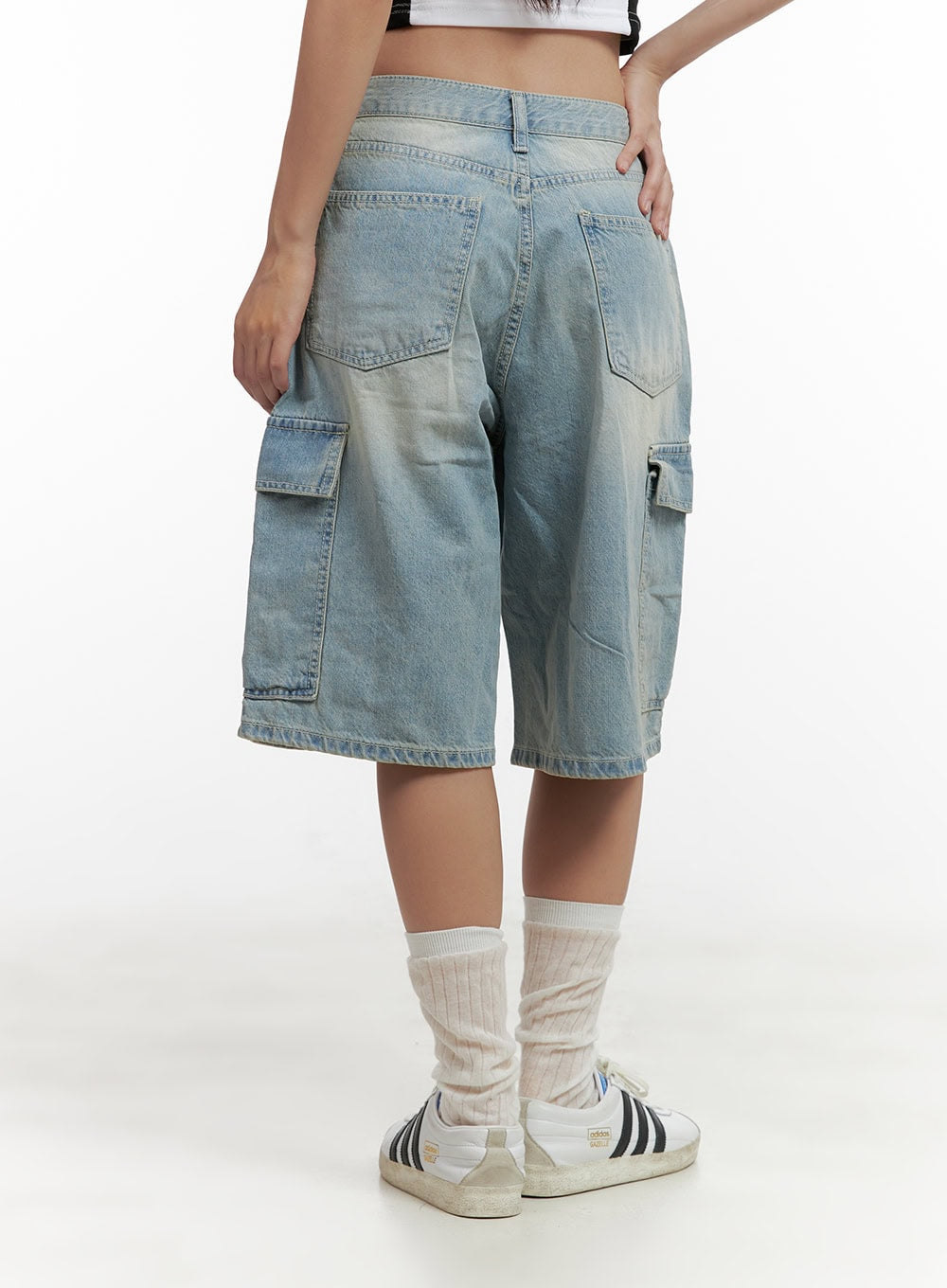 Cargo Baggy Jorts CL431 in light blue, back close-up on model, washed denim highlighting rear yoke seam, back pockets, and side cargo pockets with wide-fit leg.