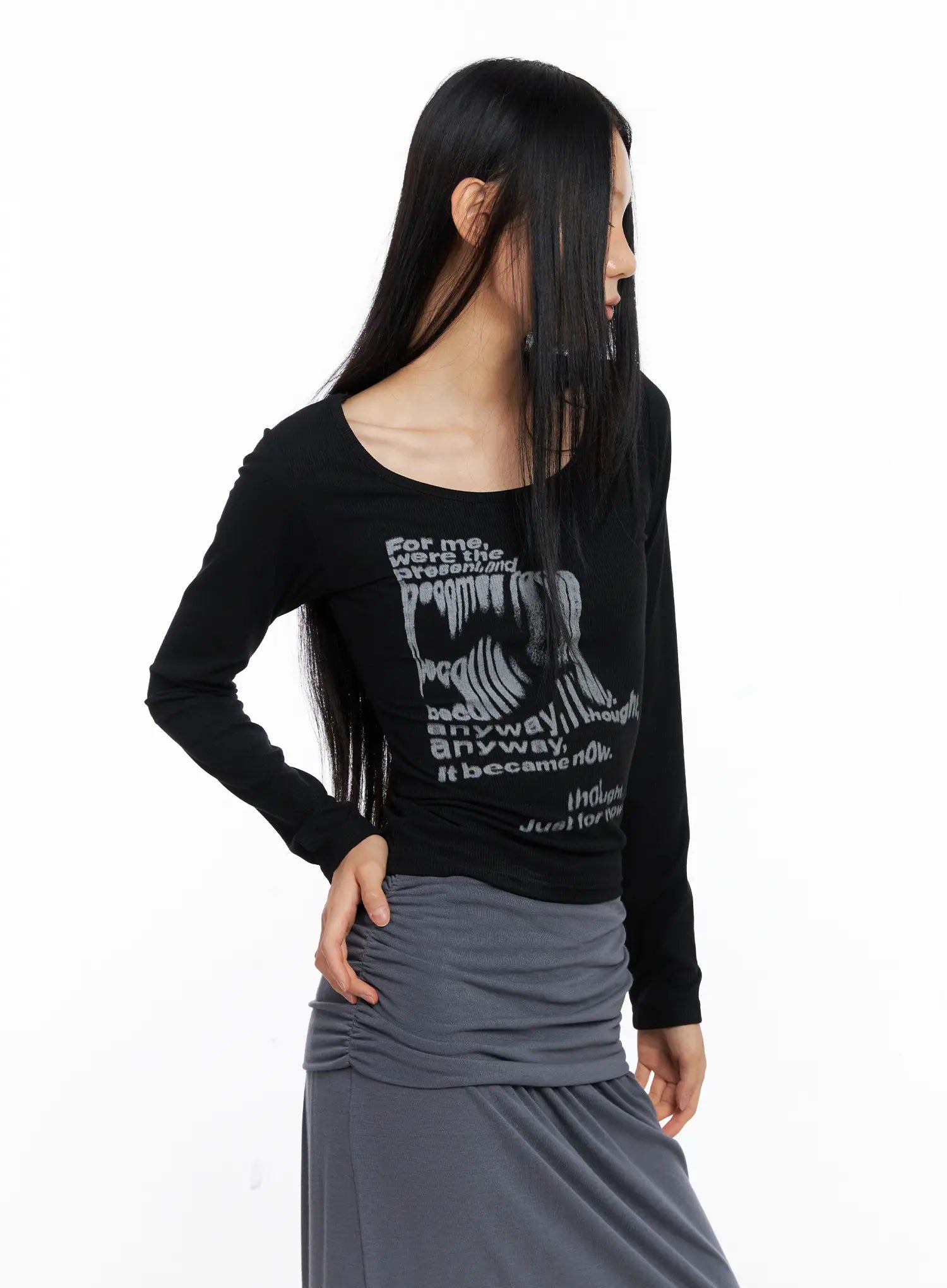 graphic-lettering-u-neck-long-sleeve-cs509