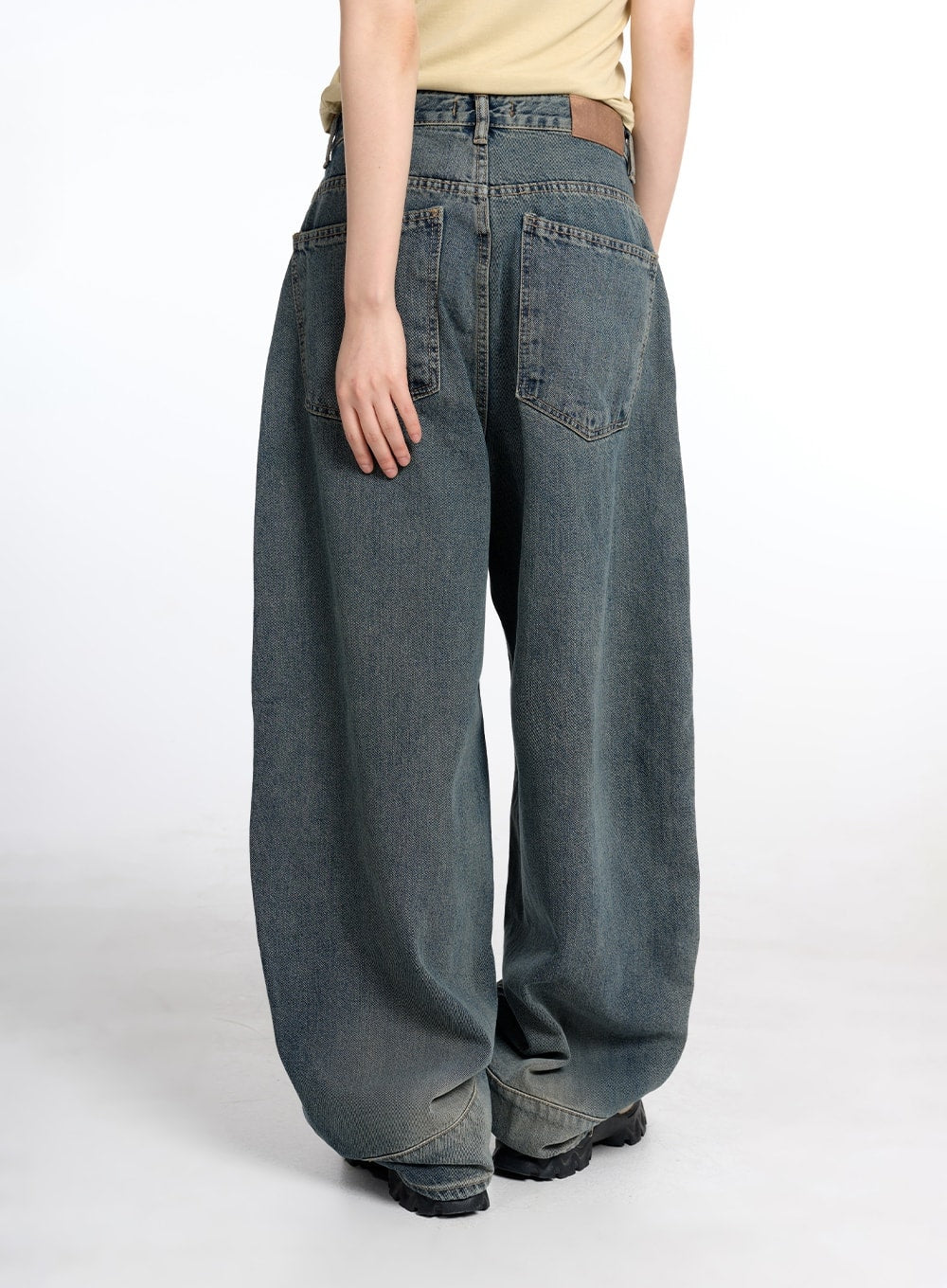 Vintage Low Rise Baggy Jeans CM415 in dark blue, back view on model, showing back pockets, low-rise waistband with belt loop detail, and wide baggy leg in washed cotton denim.
