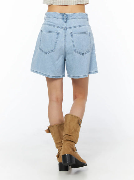Casual Relaxed-Fit Jorts CU522 in light blue, close-up back shot on model, dual patch pockets with topstitching detail, relaxed wide-leg cut and clean hemline visible.