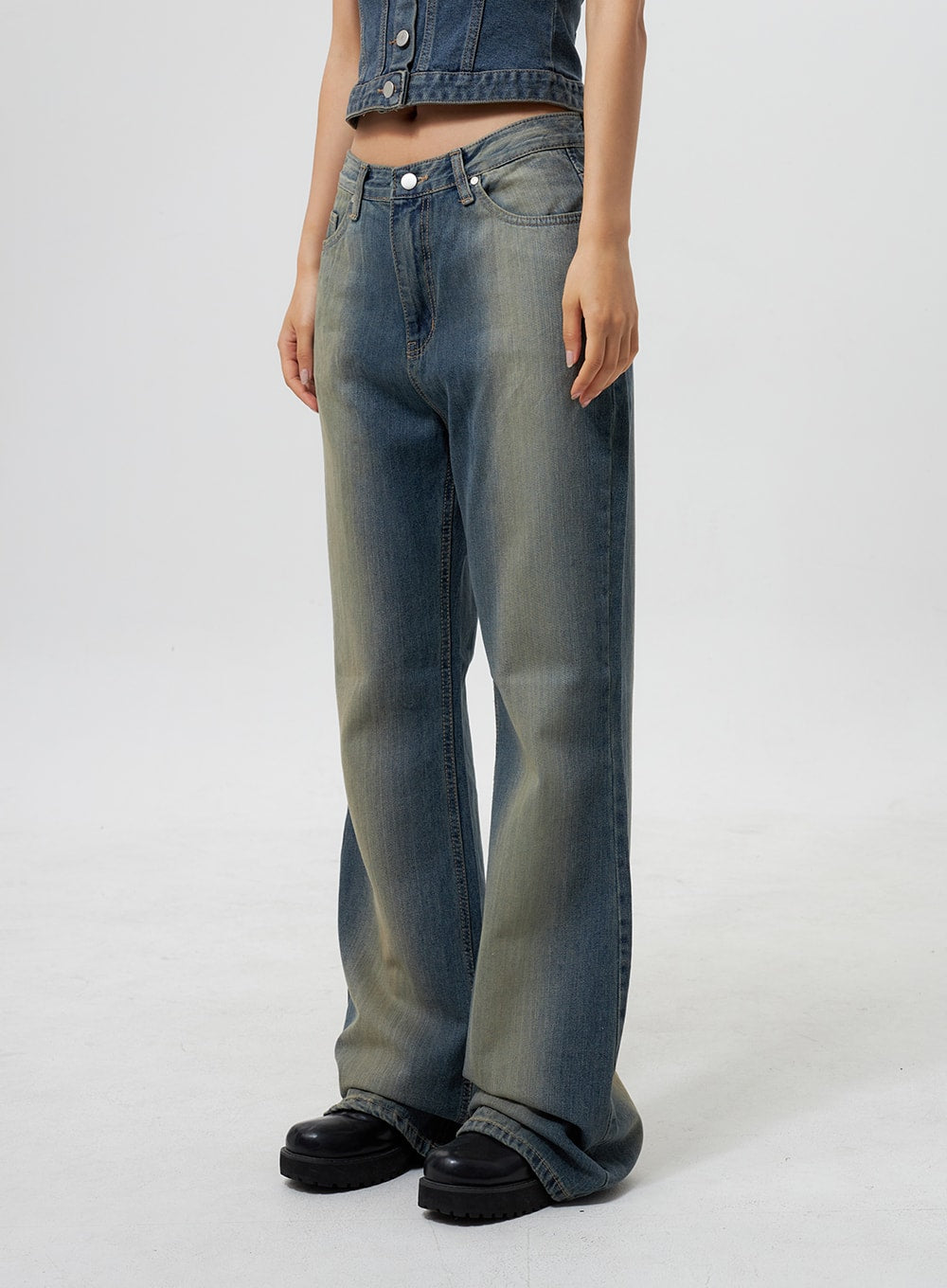 Low Rise Wide Leg Jeans CY323 in vintage blue, side-angle close-up on model, low-rise waist with side pocket stitching, wide-leg silhouette showing yellow fade wash gradient toward hem.