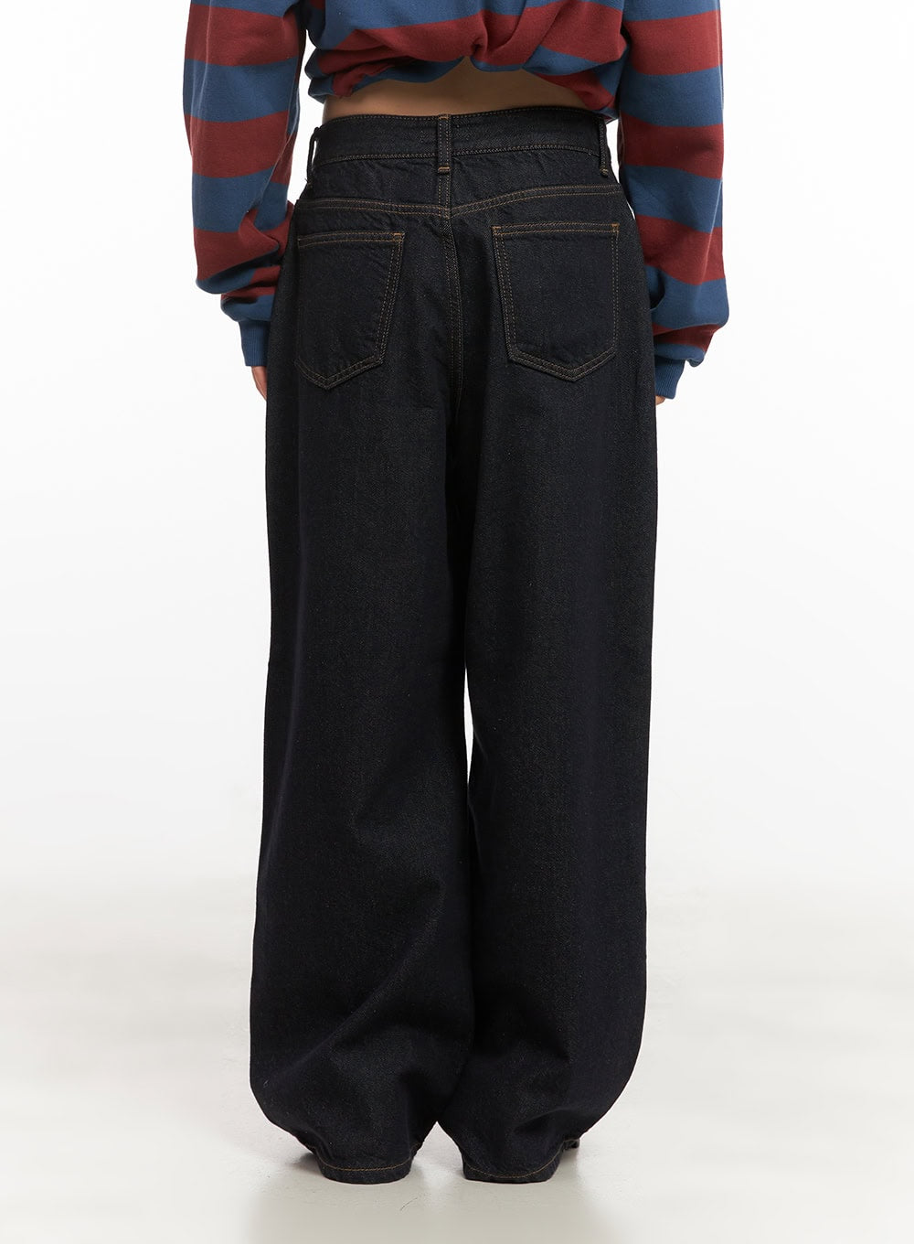 Allie Stitched Wide-Leg Jeans CD430 in dark blue, back close-up from waist to hem on model, showing dual back pockets with contrast stitching and relaxed wide-leg drape.