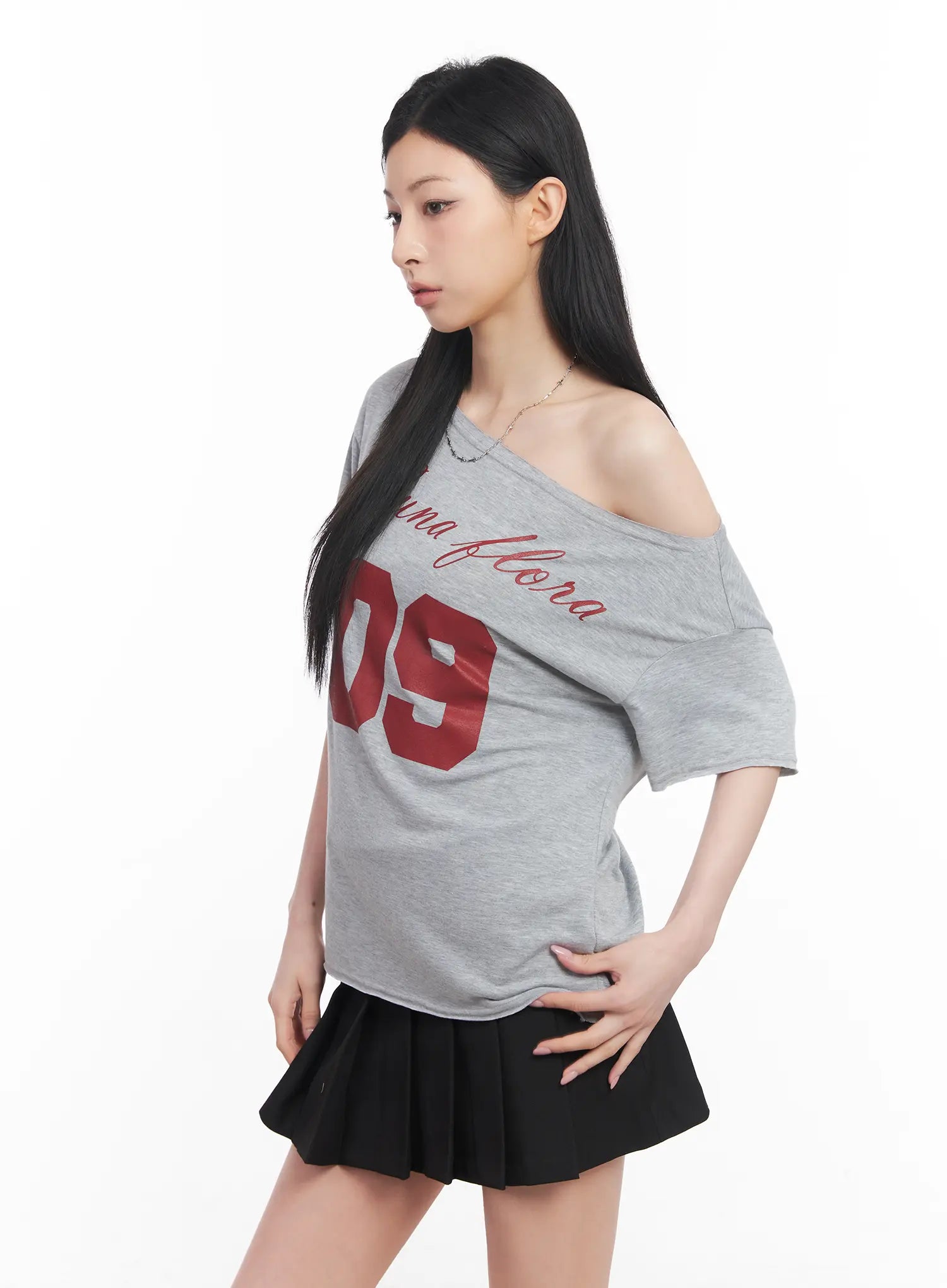 loose-fit-one-shoulder-graphic-tee-cu511