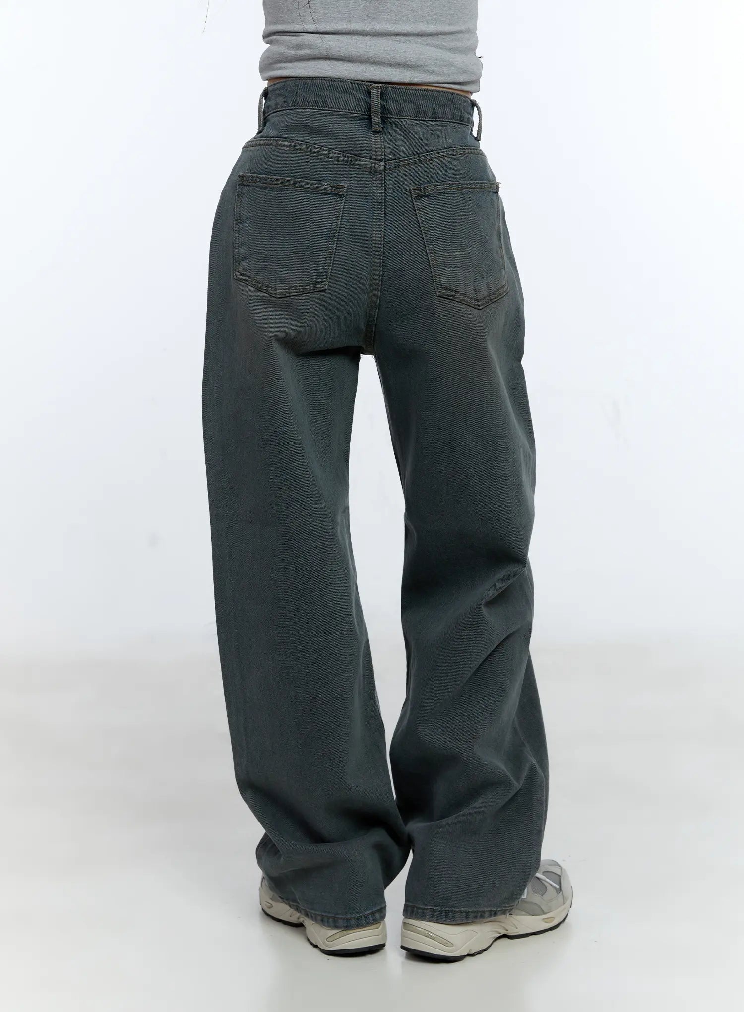 Herri Relaxed Semi-Wide Jeans CG512 in dark blue, back close-up on model, washed denim detail showing rear patch pockets, waistband stitching, and relaxed wide-leg fall.