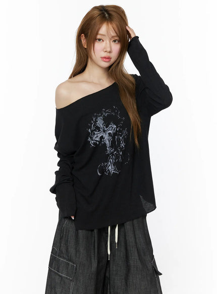 off-shoulder-cross-graphic-top-iu515 / Black