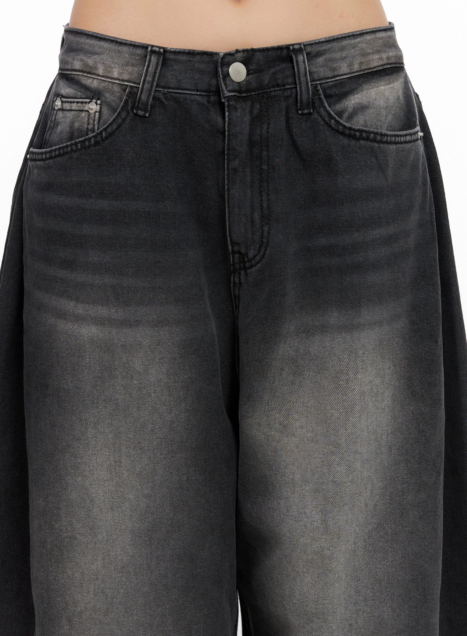 Ayra Dark Washed Baggy Jeans IS508 in dark grey, waist close-up detail on model, showing five-pocket construction, silver button closure, coin pocket, and dark-to-grey faded wash at the hip area.