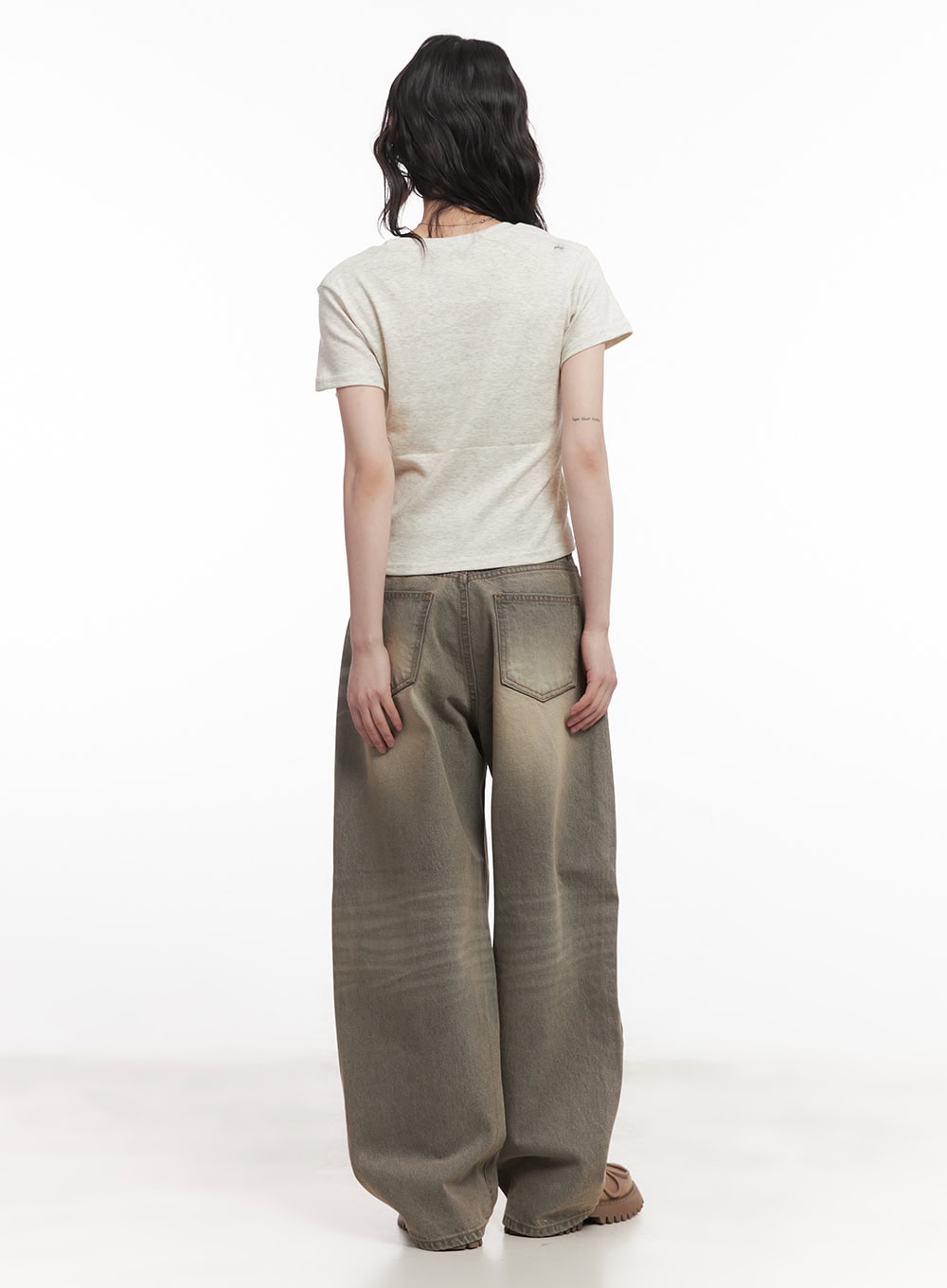 Joey Washed Wide-Leg Jeans CM528 in gray, back full-body shot on model, showing back pockets and voluminous wide-leg denim silhouette with washed finish, paired with a cropped beige tee and brown shoes.