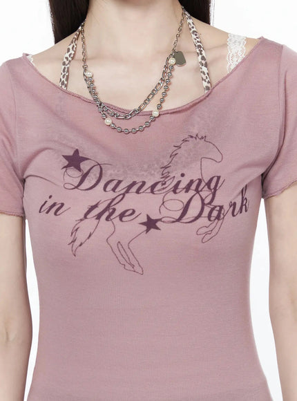 graphic-off-shoulder-top-iu512