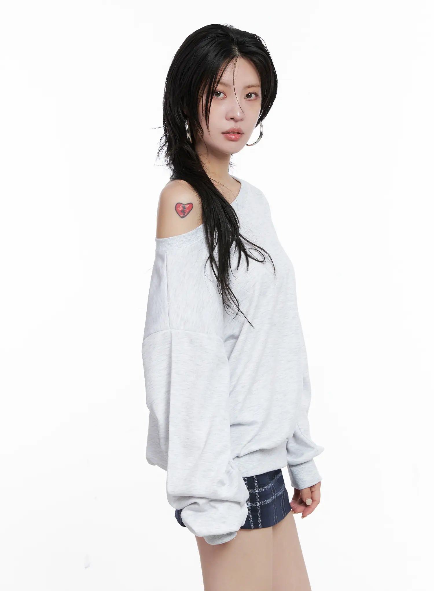 off-shoulder-loose-fit-sweatshirt-cs510