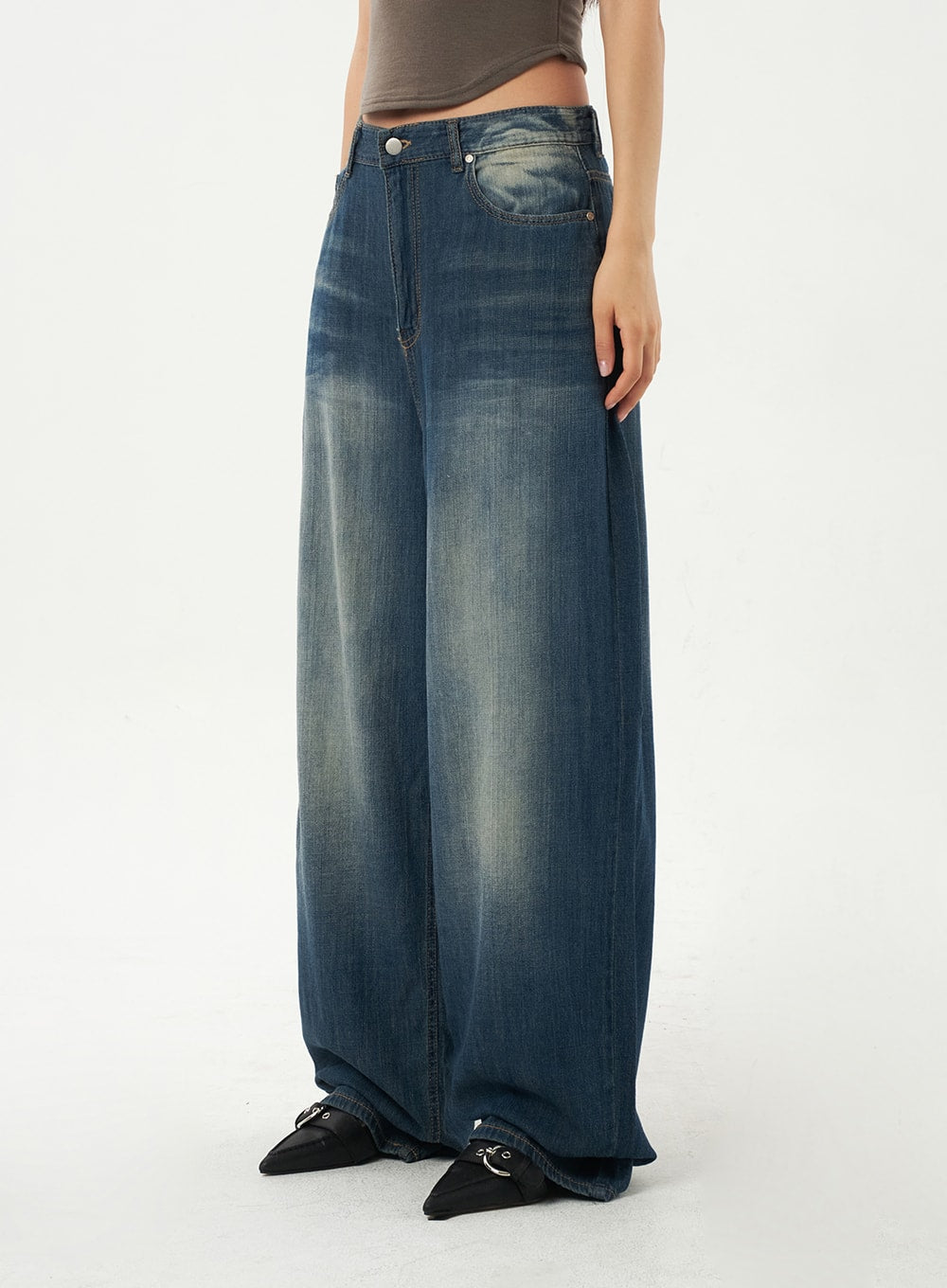 Baggy Low Rise Jeans CA326 in dark blue, side close-up from waist down on model, low-rise pocket detail visible, oversized wide-leg denim with vintage sun-faded wash effect.