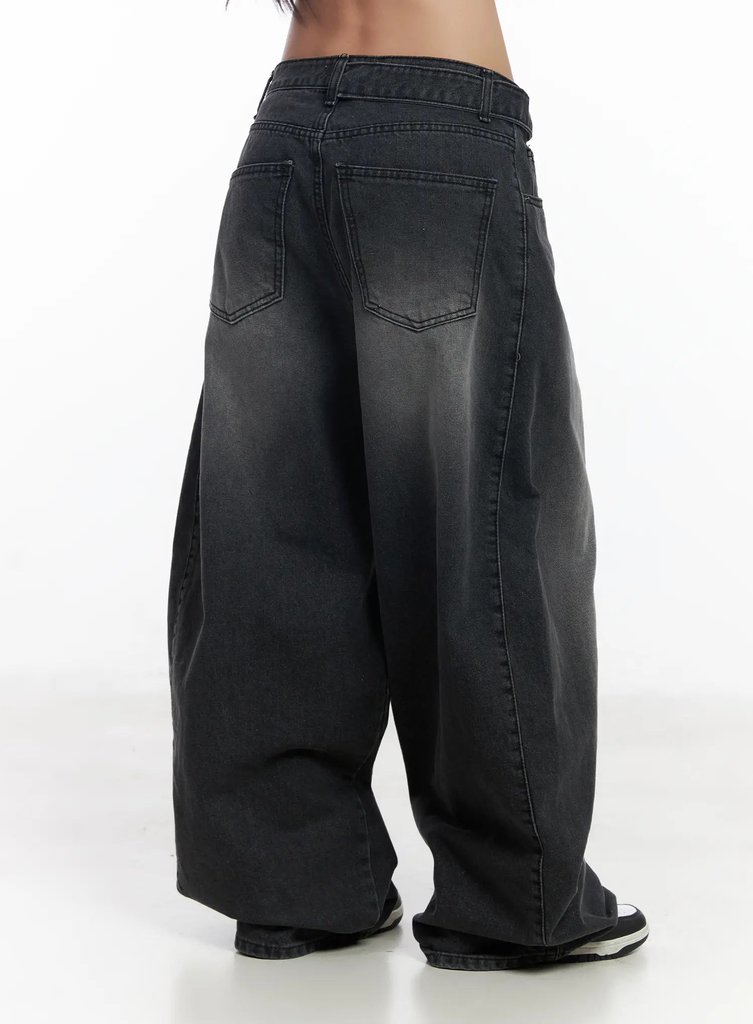 alana-belt-detail-baggy-jeans-cj530