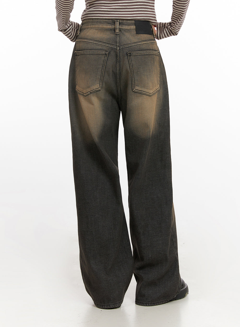 Alexa ComfyChic Washed Jeans CN428 in dark beige, back close-up on model, showing dual back pockets, brand label patch, and sun-bleached amber washed gradient on wide-fit cotton denim.