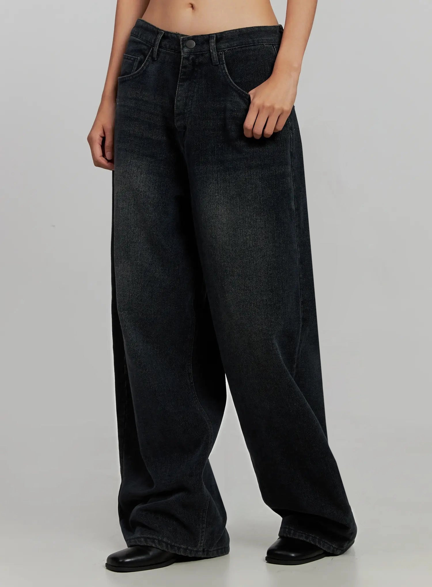 Aubree Washed Wide Jeans IJ502 in dark blue, front three-quarter close-up on model, hand resting on pocket, highlighting washed denim texture and voluminous wide-leg drape.