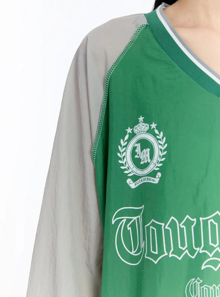 oversized-v-neck-graphic-sweatshirt-ca507