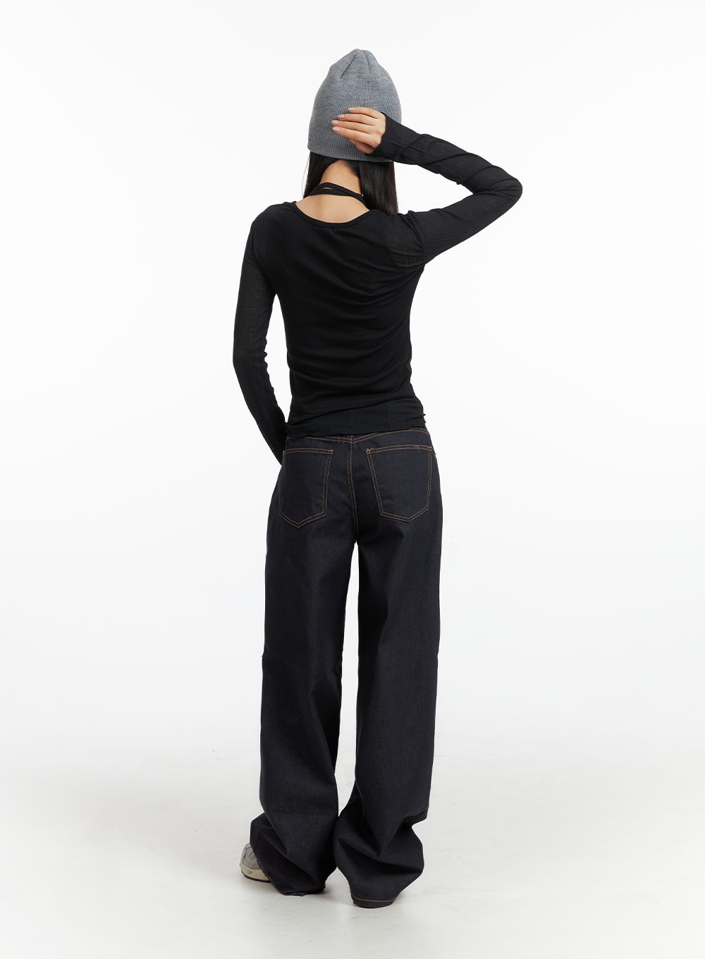 Stitched Wide Denim Jeans CF408 in dark navy, back view on model, showing wide-leg silhouette with back patch pockets, contrast amber topstitching, and generous hem pooling over grey sneakers.