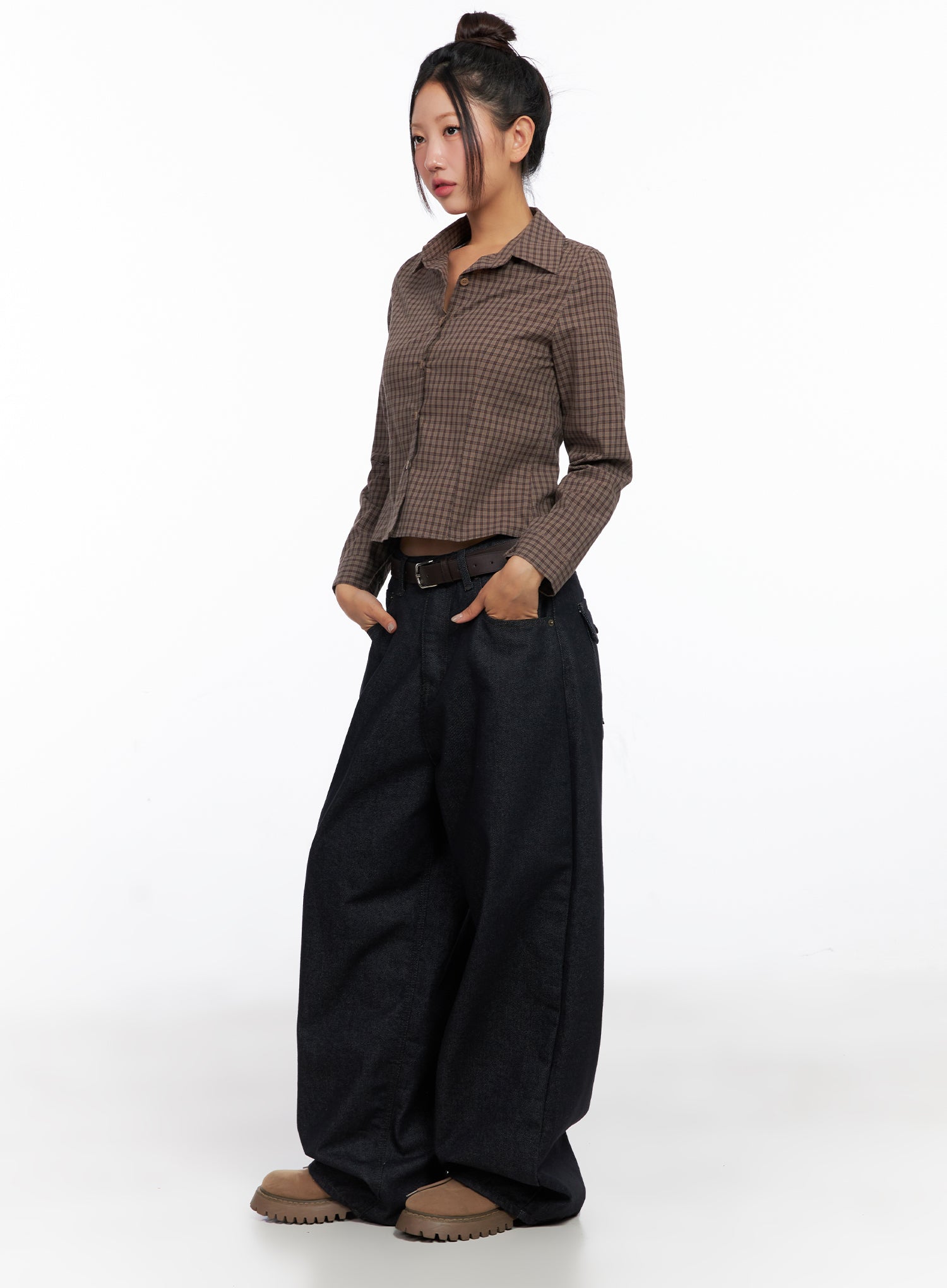 Miller Balloon Baggy Jeans CO515 in dark blue, side three-quarter view on model, hands in pockets, paired with brown plaid shirt and brown leather belt, balloon leg silhouette.