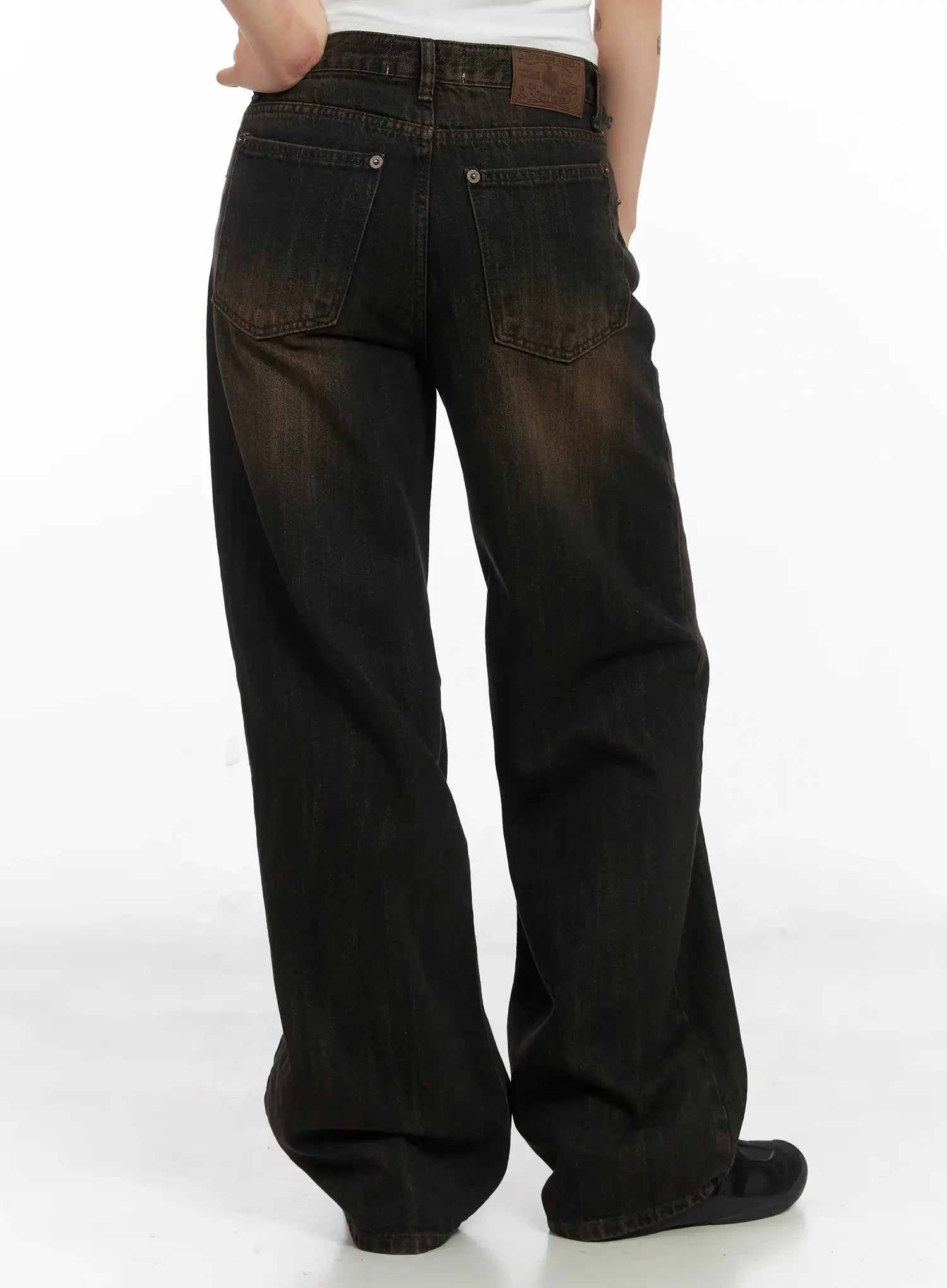 Winnie Brown Baggy Jeans CD502 in Black, back view on model, showing dual back pockets with leather patch label and washed brown-tinted denim finish.