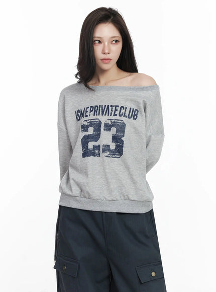wide-neck-numeral-graphic-sweatshirt-ij528