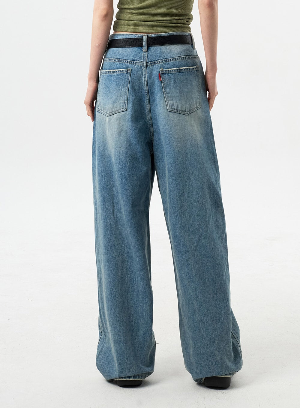 Oversized Jeans Unisex CY312 in washed blue, back view waist-to-hem on model, two back patch pockets with visible stitching, wide-leg silhouette, black belt.