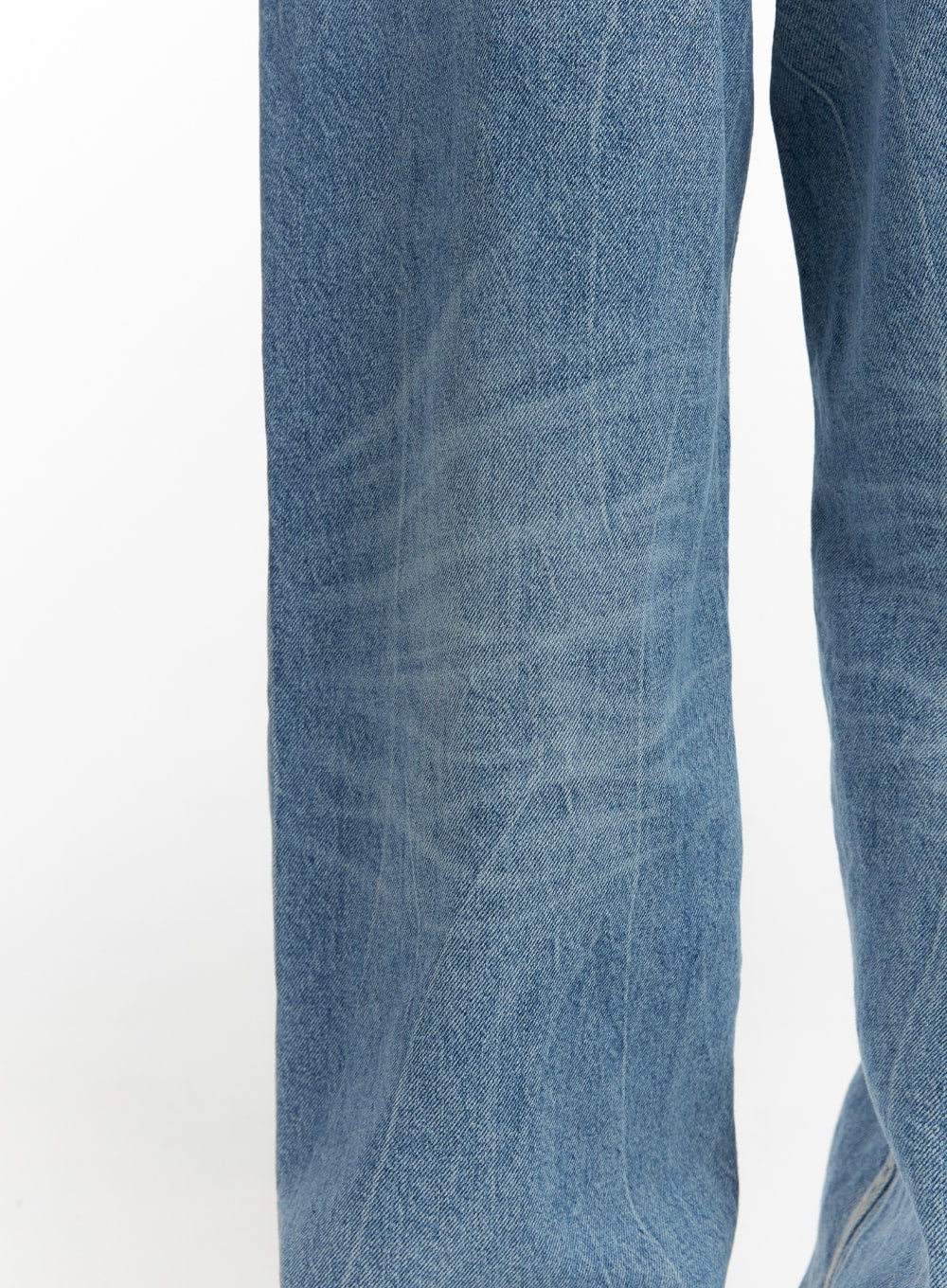 Washed Wide-Leg Jeans CF419 in blue, leg fabric detail close-up, showing cotton denim twill weave texture with sun-bleached washed pattern and crease lines.