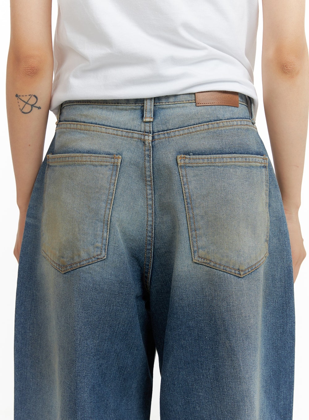 Vintage Washed Baggy Jeans CM426 in blue, back close-up detail of waistband and pockets, highlighting brown leather label, contrast stitching, and earthy vintage wash.