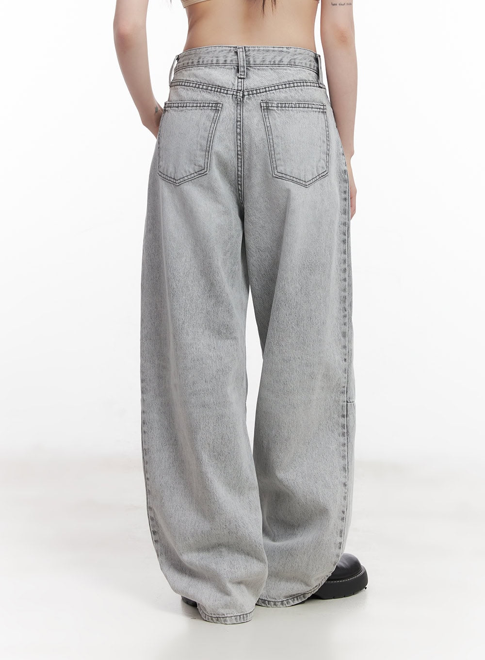 Melisa Washed Wide-Fit Jeans CU506 in gray, back close-up on model, showing dual stitched back pockets, belt loops, and curved panel seam on wide baggy washed denim leg.