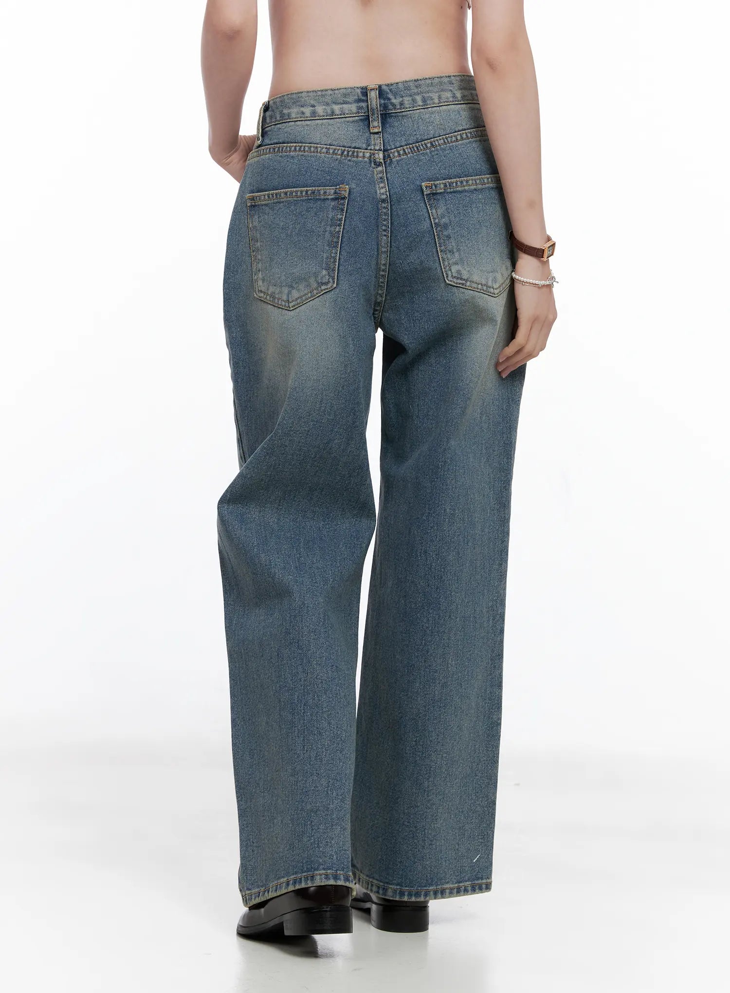 Qu Wide-Leg Vintage Wash Jeans CG521 in blue, back close-up on model, showing dual back patch pockets with stitching detail and vintage wash fading across seat and legs.