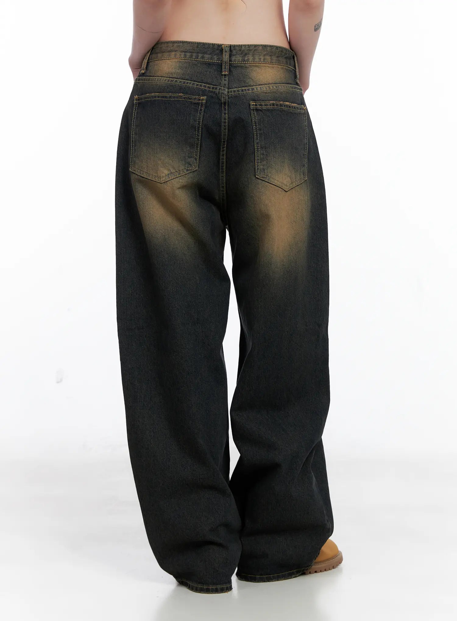 Leona Vintage Baggy Jeans CS526 in dark blue, back close-up on model, dual back pockets with amber faded wash detail, wide-leg hem pooling at tan boots.
