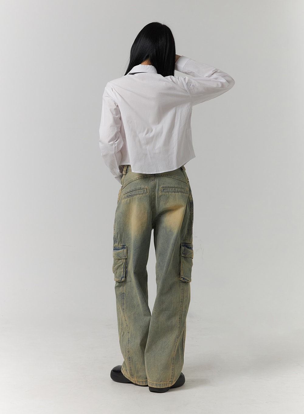 Cargo Denim Straight Leg Jeans CJ422 in blue, full-body back view on model, showing rear patch pockets, bilateral cargo pockets, and washed denim with yellow-sand fading, styled with white cropped shirt.
