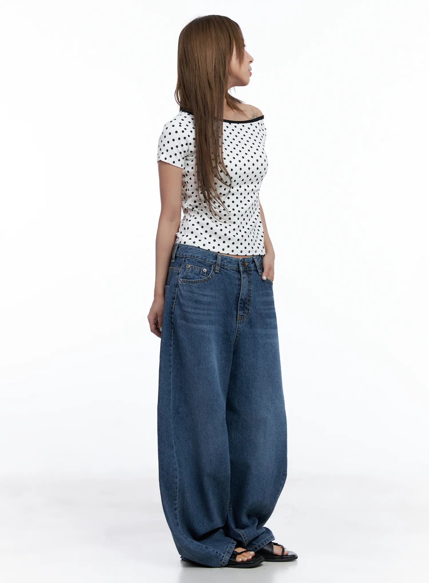 Shuhua Washed Wide-Leg Denim Jeans CL510 in dark blue, back three-quarter view on model, styled with polka-dot crop top, revealing wide-leg volume pooling at hem.