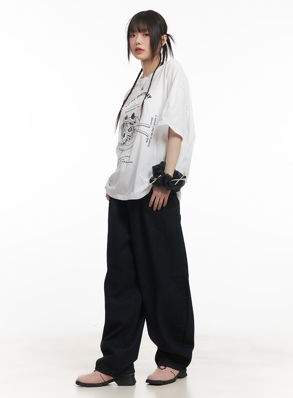 Dory Embroidered Baggy Jeans CF518 in dark blue, three-quarter side view on model, oversized wide-leg denim paired with white graphic tee and scrunchie accessory.