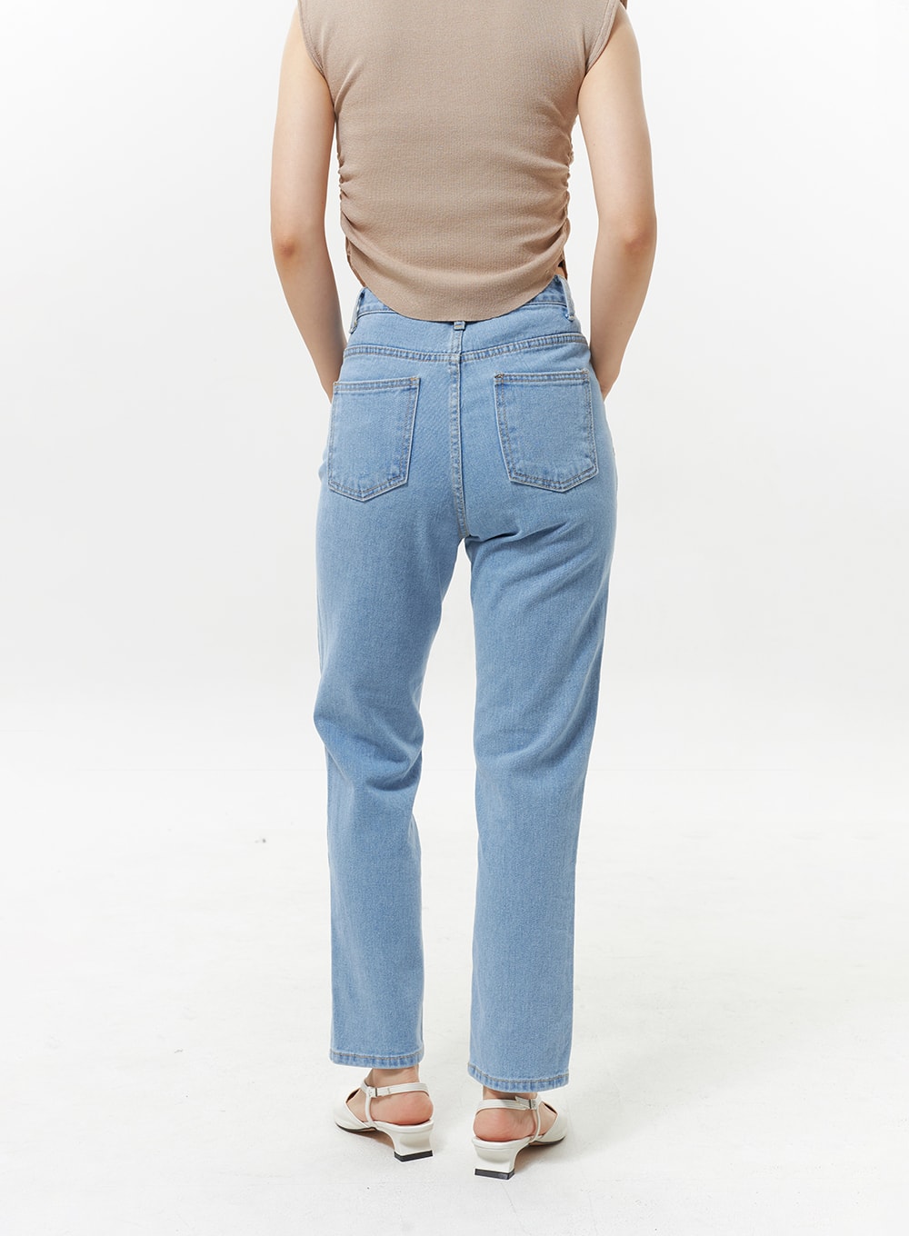 High Waist Jeans OY330 in light blue, back close-up on model from waist to hem, displaying dual back patch pockets and straight-leg cut in light cotton denim.
