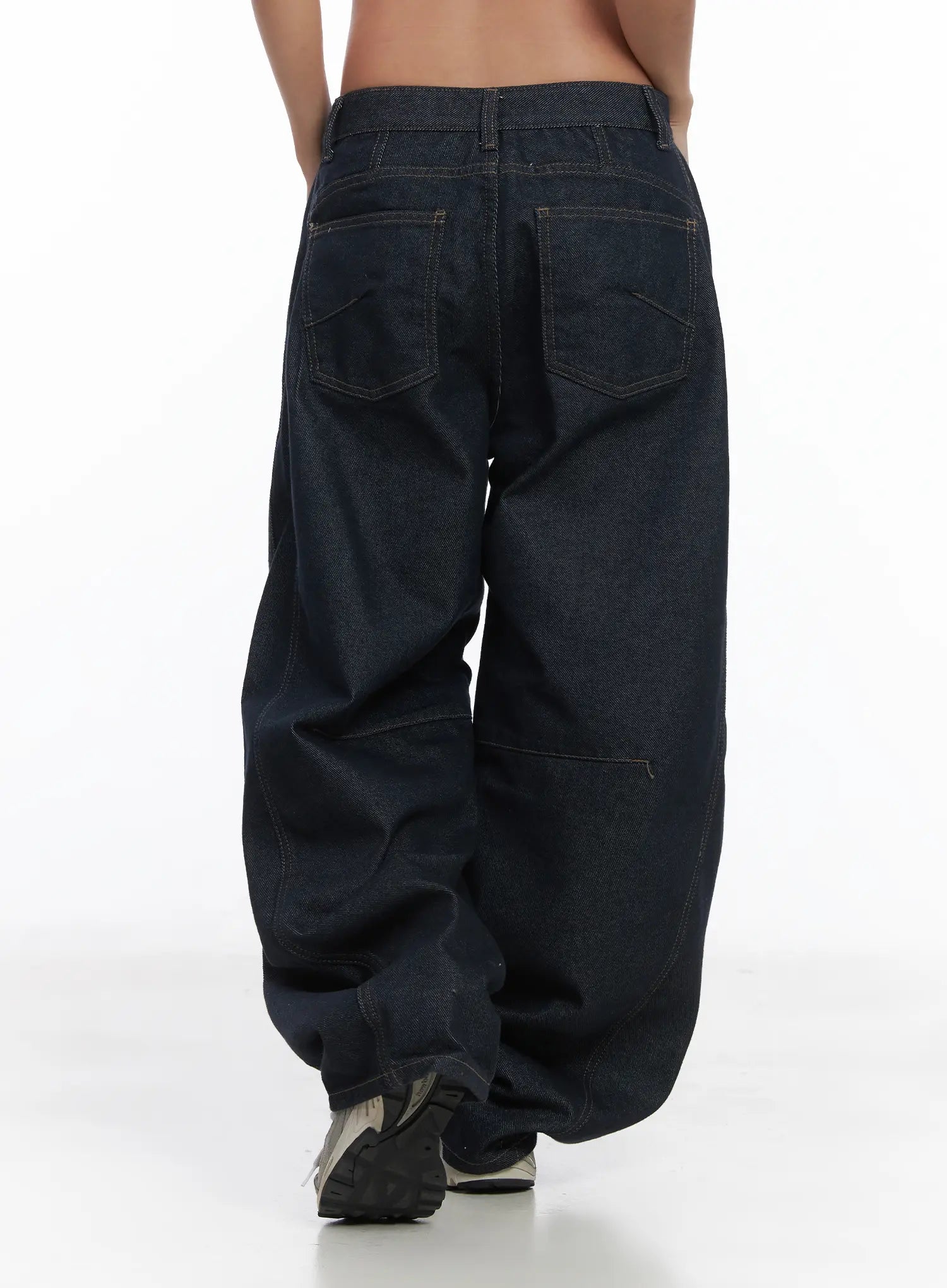 Mingyu Wide Jeans CJ512 in dark blue, back close-up on model, showing dual back pockets with contrast topstitching, center seam, and billowing balloon hem at ankle.