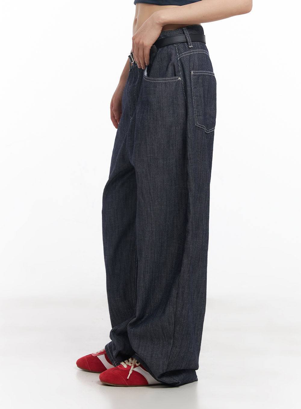 Isabel No-Fade Baggy Jeans CY514 in dark blue, side detail shot on model, highlighting front pocket construction, white topstitching on raw denim fabric, and straight-drop wide leg silhouette.