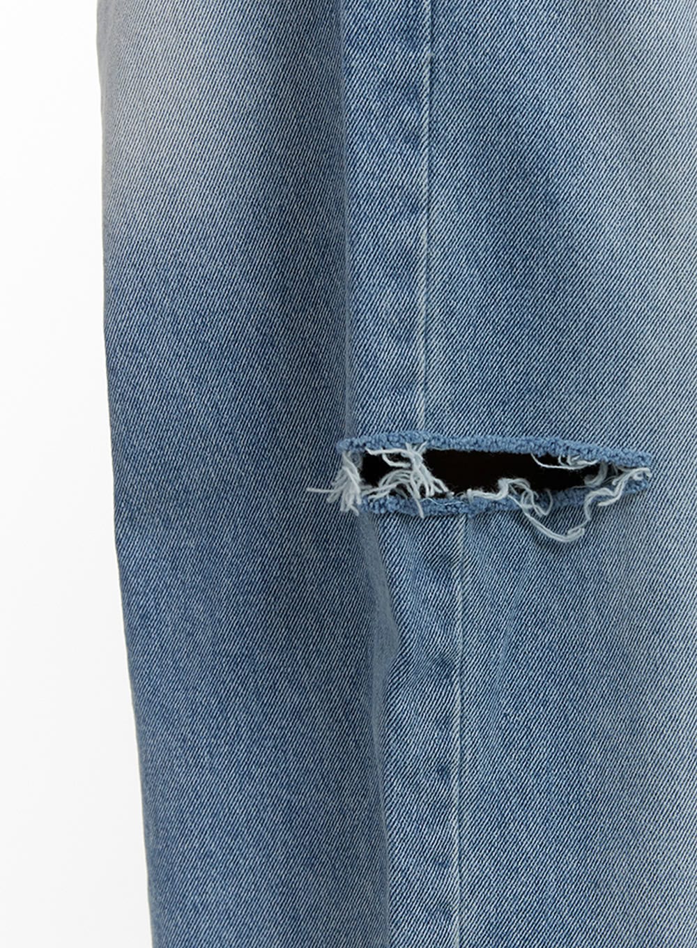 Men's Cut Out Baggy Jeans IU419 in blue, close-up detail of knee cut-out showing frayed raw edges and distressed denim texture on washed blue fabric.