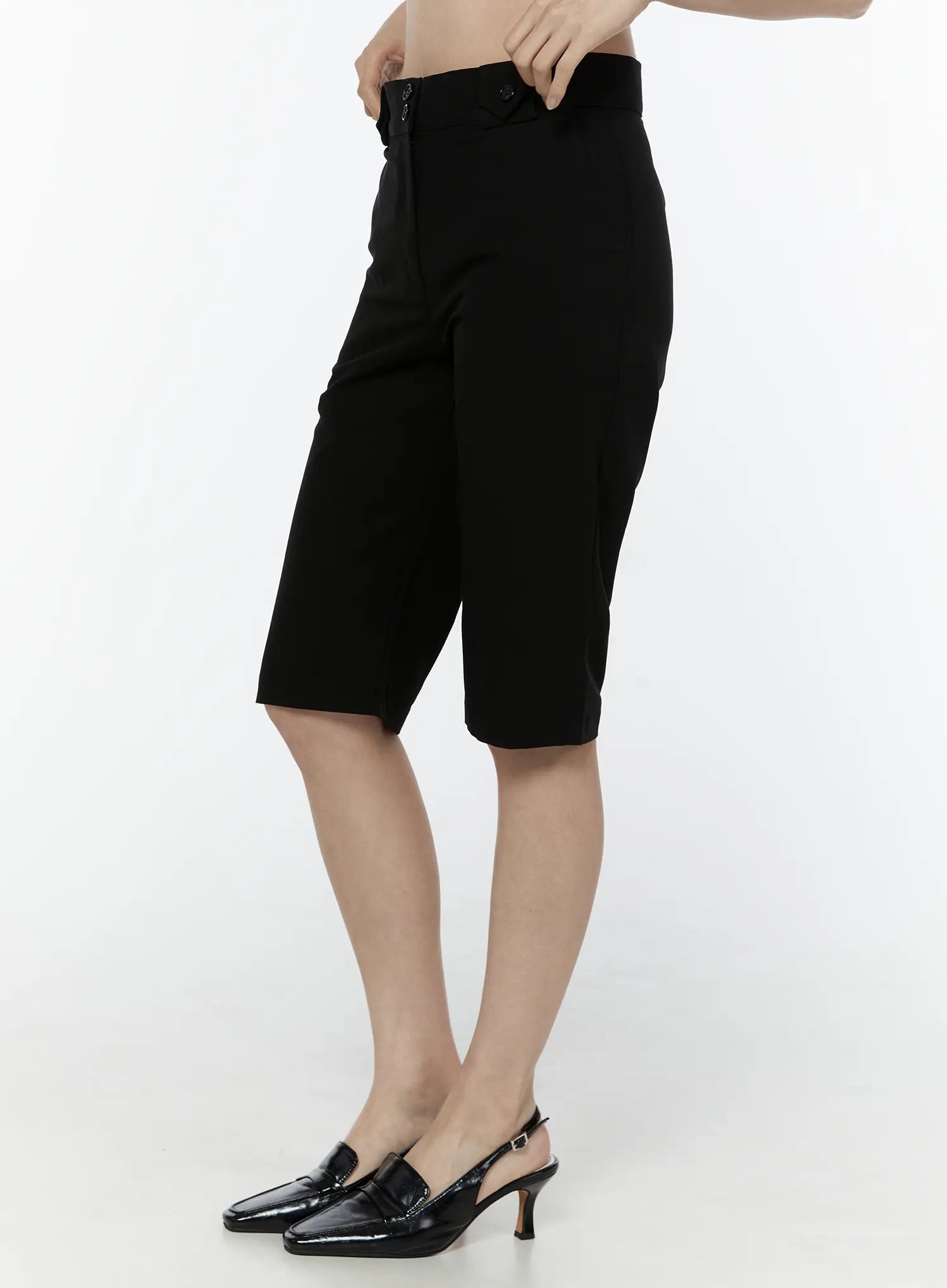 high-waisted-button-capri-pants-iu505