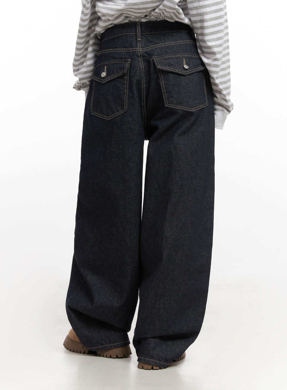 Lily Stitched Wide-Leg Jeans CN426 in dark blue, back waist-to-hem close-up on model, dual flap back pockets with button closures and gold contrast stitching, voluminous wide leg.