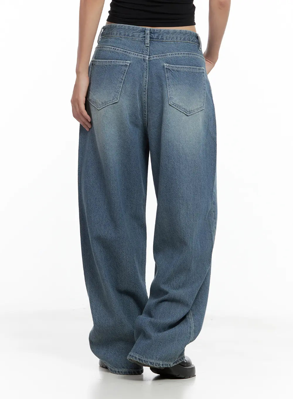 Riwon Retro-Wash Wide Summer Denim Jeans CL508 in blue, back close-up view on model, dual patch back pockets and faded retro-wash waistband detail, wide relaxed leg.