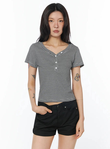 striped-button-detail-top-iu509