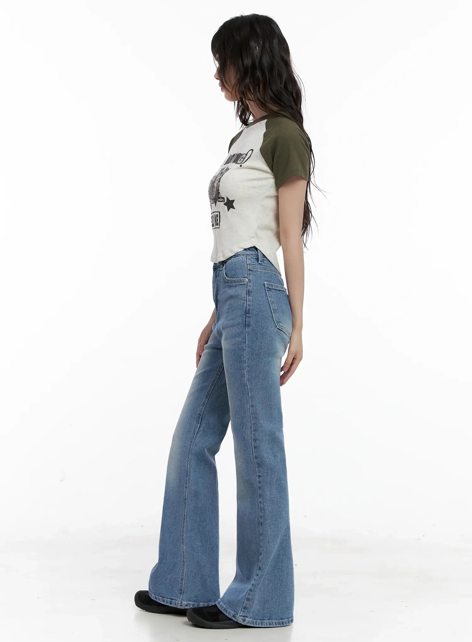 Hikaru High-Waist Flare Jeans IL531 in blue, side profile shot on model, full-length view showing flare silhouette and side seam detail, paired with olive raglan tee.